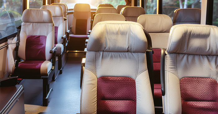 넓은 좌석과 우등 시트를 갖춘 16인승 리무진 버스 실내 전경